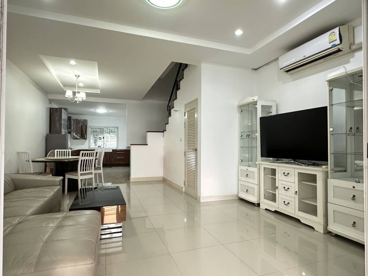 ทาวน์โฮม ขาย/เช่า เหมาะทำธุรกิจ ออฟฟิต ขายของออนไลน์ พื้นที่เยอะ