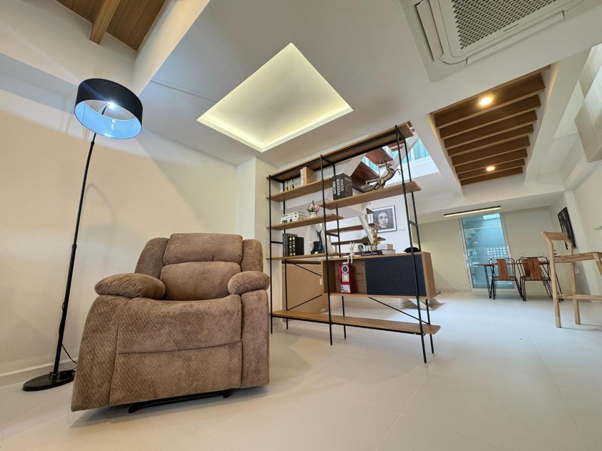 6812-050 ขาย ทาวน์เฮ้าส์ 2 ชั้น รีโนเวทใหม่ พระโขนง ปรีดี ใกล้ BTS พระโขนง