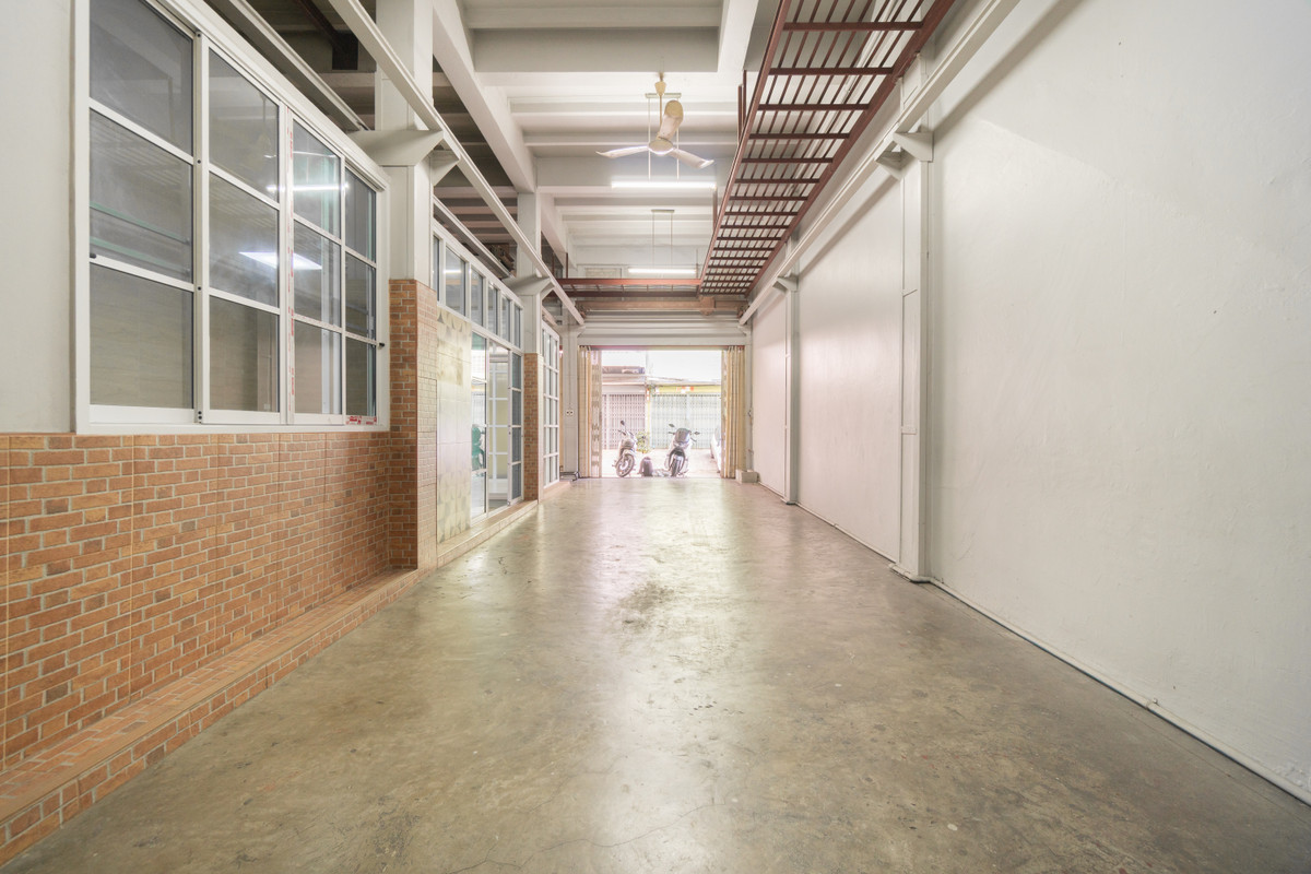 6812-056 ให้เช่า อาคารพาณิชย์ 4 ชั้น 2 คูหา พระราม3 ใกล้ถ.วงแหวนอุตสาหกรรม 