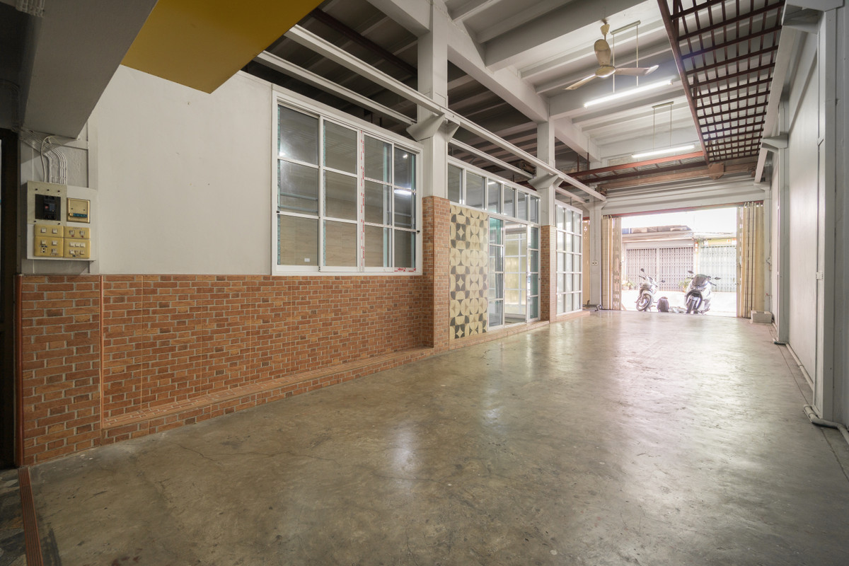 6812-056 ให้เช่า อาคารพาณิชย์ 4 ชั้น 2 คูหา พระราม3 ใกล้ถ.วงแหวนอุตสาหกรรม 