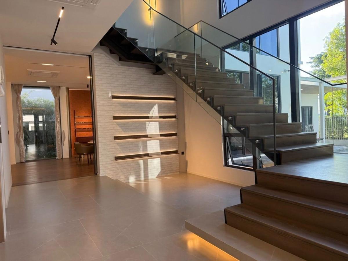 6812-076 ให้เช่า บ้านเดี่ยว 3 ชั้น มีลิฟท์ สระว่ายน้ำ กรุงเทพกรีฑา VIVE Krungthep Kreetha 5ห้องนอน