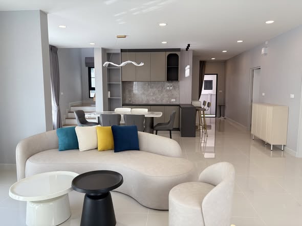 ให้เช่าบ้านเดี่ยวหรู 2ชั้นเนื้อที่ 64.5 ตร.วพื้นที่ใช้สอย 303ตร.ม 4ห้องนอน 5ห้องน้ำ ถนนบางนาตราด หลังห้างเมกะบางนา ราคาเช่า 150,000 บ/ด