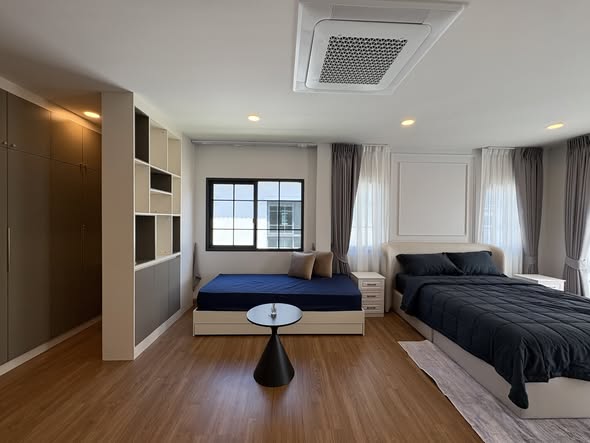 ให้เช่าบ้านเดี่ยวหรู 2ชั้นเนื้อที่ 64.5 ตร.วพื้นที่ใช้สอย 303ตร.ม 4ห้องนอน 5ห้องน้ำ ถนนบางนาตราด หลังห้างเมกะบางนา ราคาเช่า 150,000 บ/ด