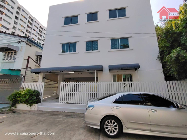 ให้เช่าตึกอพาร์ตเม้นท์ 3 ชั้น พื้นที่ใช้สอย 500 ตร.ม มีห้อง18 ห้องนอน 18ห้องน้ำ แยกมิเตอร์น้ำไฟฟ้า ถนนลาดพร้าว เขตวังหลาง ราคาเช่า 150,000 บ/ด