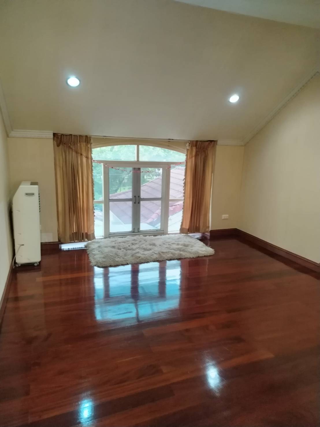 ให้เช่าบ้านเดี่ยว 2 ชั้นเนื้อที่ 114ตร.ว พื้นที่ใช้สอย 320ตร.ม 5ห้องนอน 4ห้องน้ำ ถนนเฉลิมพระเกียรติ.ร9 ใกล้สวนหลวง ราคาเช่า 50,000 บ/ด