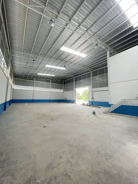 ให้เช่าโกดังสร้างใหม่ โกดัง  สูงโปร่ง 12 เมตร  พื้นที่โกดัง 500 ตรมอยู่ซอยบางปลา