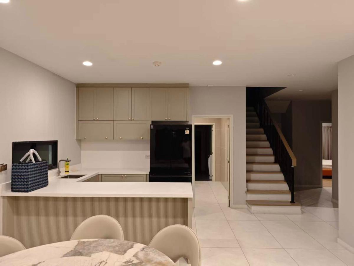 6902-044 Detached House for Rent in Krungthep Kreetha area, near Brighton International School.