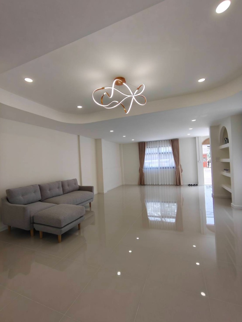 6903-055 ขาย ทาวน์โฮม 3 ชั้น รีโนเวทใหม่ ใกล้ The Nine พระราม9 4ห้องนอน