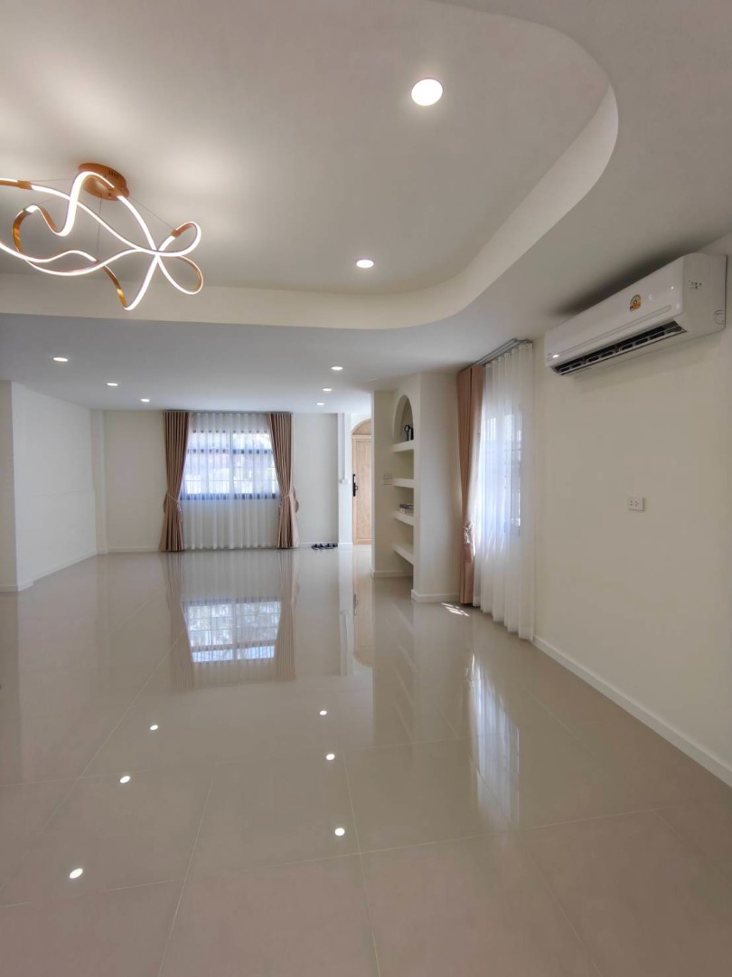 6903-055 ขาย ทาวน์โฮม 3 ชั้น รีโนเวทใหม่ ใกล้ The Nine พระราม9 4ห้องนอน