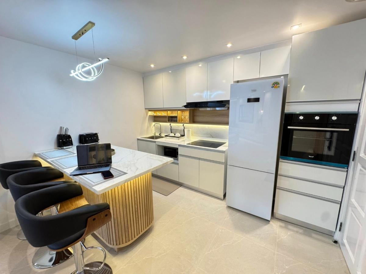 6904-058 Condo for Rent in Sathorn-Sathu-Rama3 area, at Bangkok Garden, BTS Saladaeng