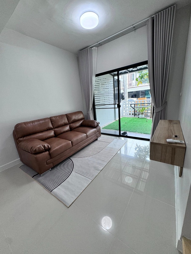 6905-022 Townhome for Rent in Pattanakarn, THE CONNECT PATTANAKARN 38, suitable for both living and home office purposes.