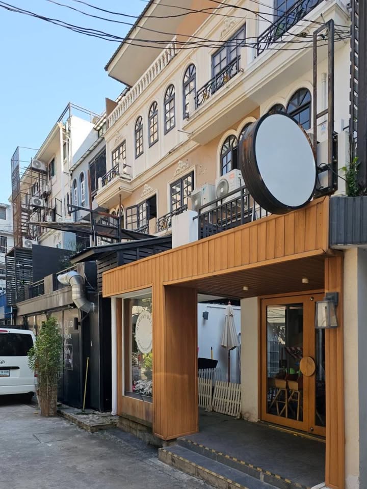 6905-092 Townhouse for Rent in Phrom Phong, ideal for café, boutique hostel, home office 