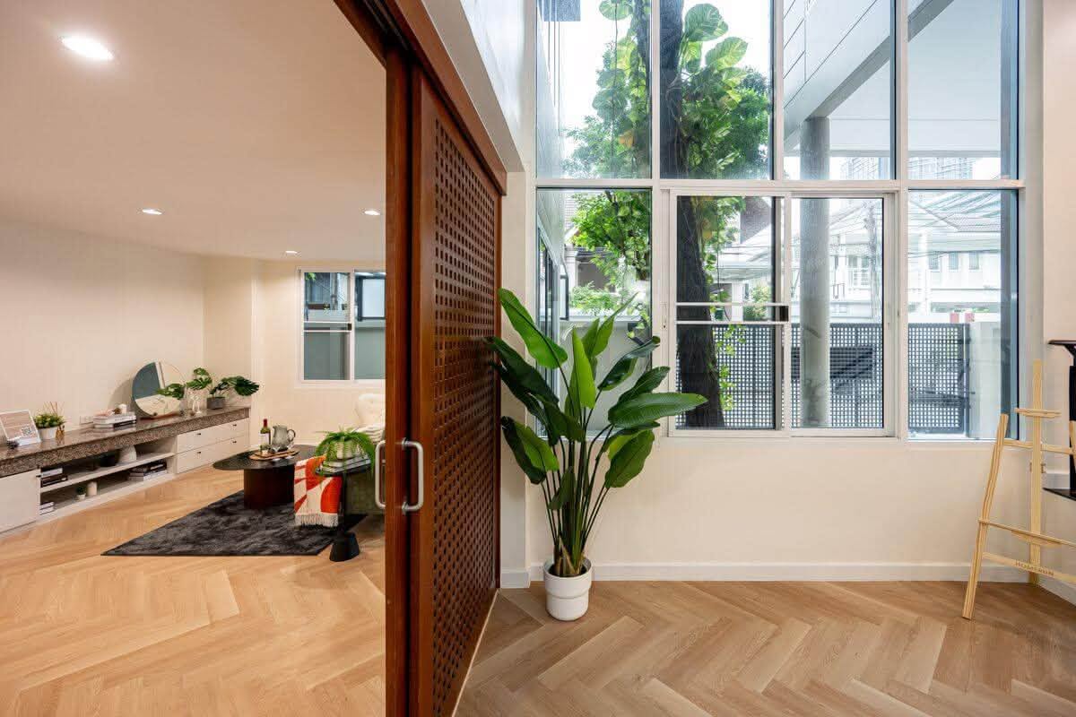 6909-063 For Sale / Rent Home Office in Vibhavadi, Near BTS Mo Chit, 5 Bedrooms 4 Bathrooms