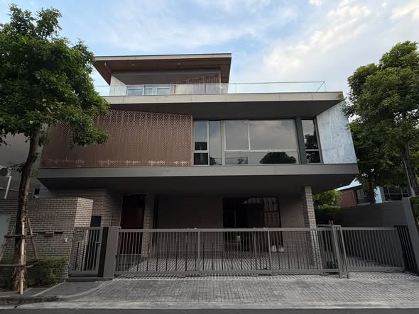 6909-076 ให้เช่าบ้าน Artale Pattanakan-Thonglor 5 ห้องนอน 6 ห้องน้ำ พัฒนาการ / สวนหลวง