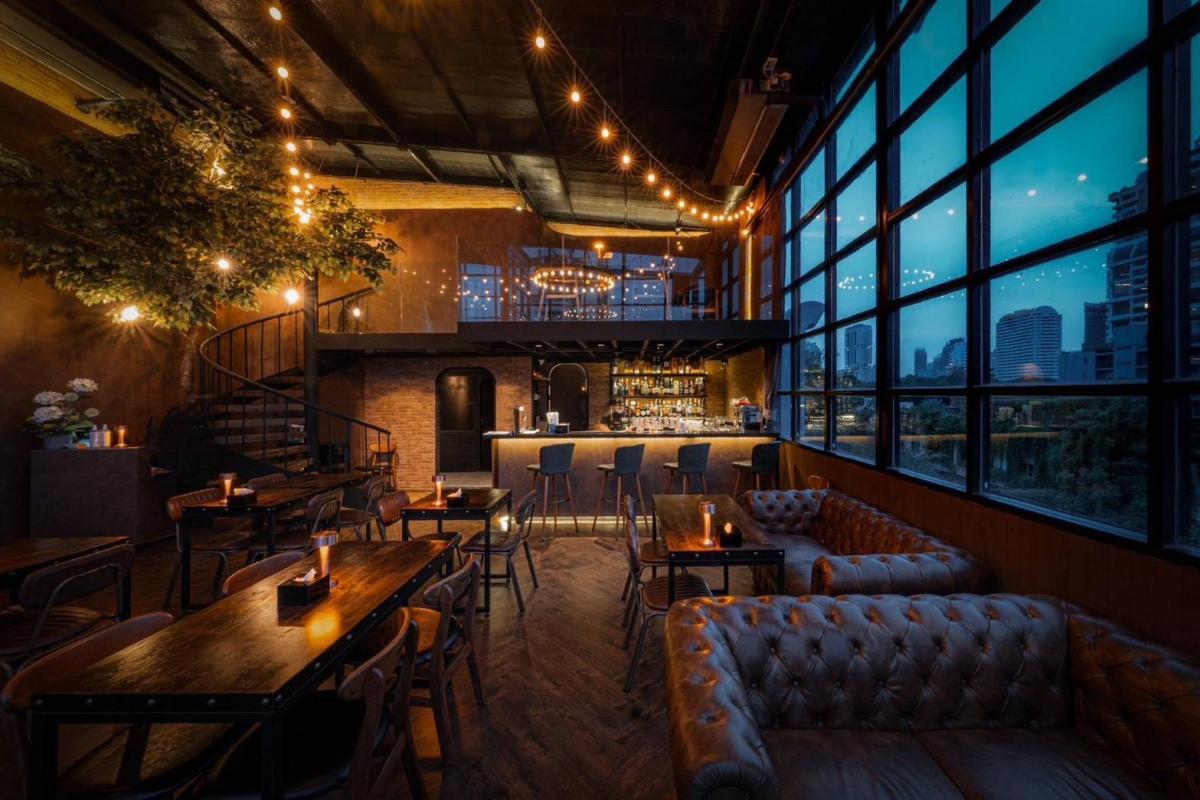 6910-120 ขายกิจการ Rooftop Bar ทำเลทองหล่อ  โอกาสดีสำหรับผู้ที่กำลังมองหาร้าน Rooftop Bar พร้อมอุปกรณ์ครบชุด สามารถนำไปดำเนินธุรกิจต่อได้ทันที เหมาะสำหรับทำบาร์ ร้านอาหาร หรือร้านสังสรรค์ บนทำเลศักยภาพย่านทองหล่อ