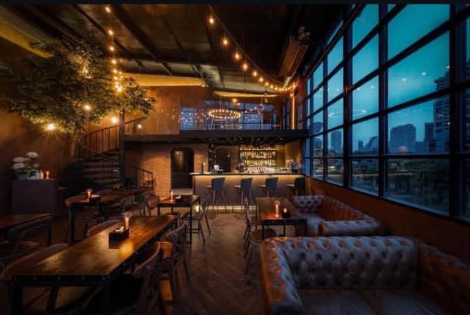 6910-120 ขายกิจการ Rooftop Bar ทำเลทองหล่อ  โอกาสดีสำหรับผู้ที่กำลังมองหาร้าน Rooftop Bar พร้อมอุปกรณ์ครบชุด สามารถนำไปดำเนินธุรกิจต่อได้ทันที เหมาะสำหรับทำบาร์ ร้านอาหาร หรือร้านสังสรรค์ บนทำเลศักยภาพย่านทองหล่อ