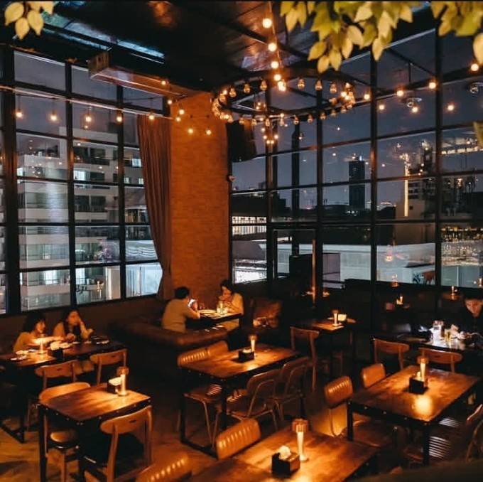 6910-120 ขายกิจการ Rooftop Bar ทำเลทองหล่อ  โอกาสดีสำหรับผู้ที่กำลังมองหาร้าน Rooftop Bar พร้อมอุปกรณ์ครบชุด สามารถนำไปดำเนินธุรกิจต่อได้ทันที เหมาะสำหรับทำบาร์ ร้านอาหาร หรือร้านสังสรรค์ บนทำเลศักยภาพย่านทองหล่อ